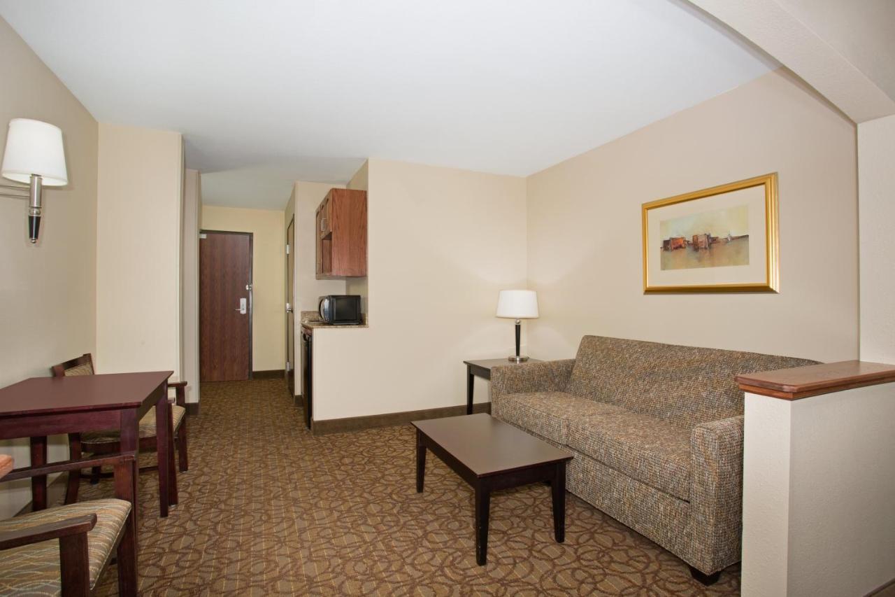 Holiday Inn Express Hotel & Suites Concordia Us 81 By Ihg Экстерьер фото