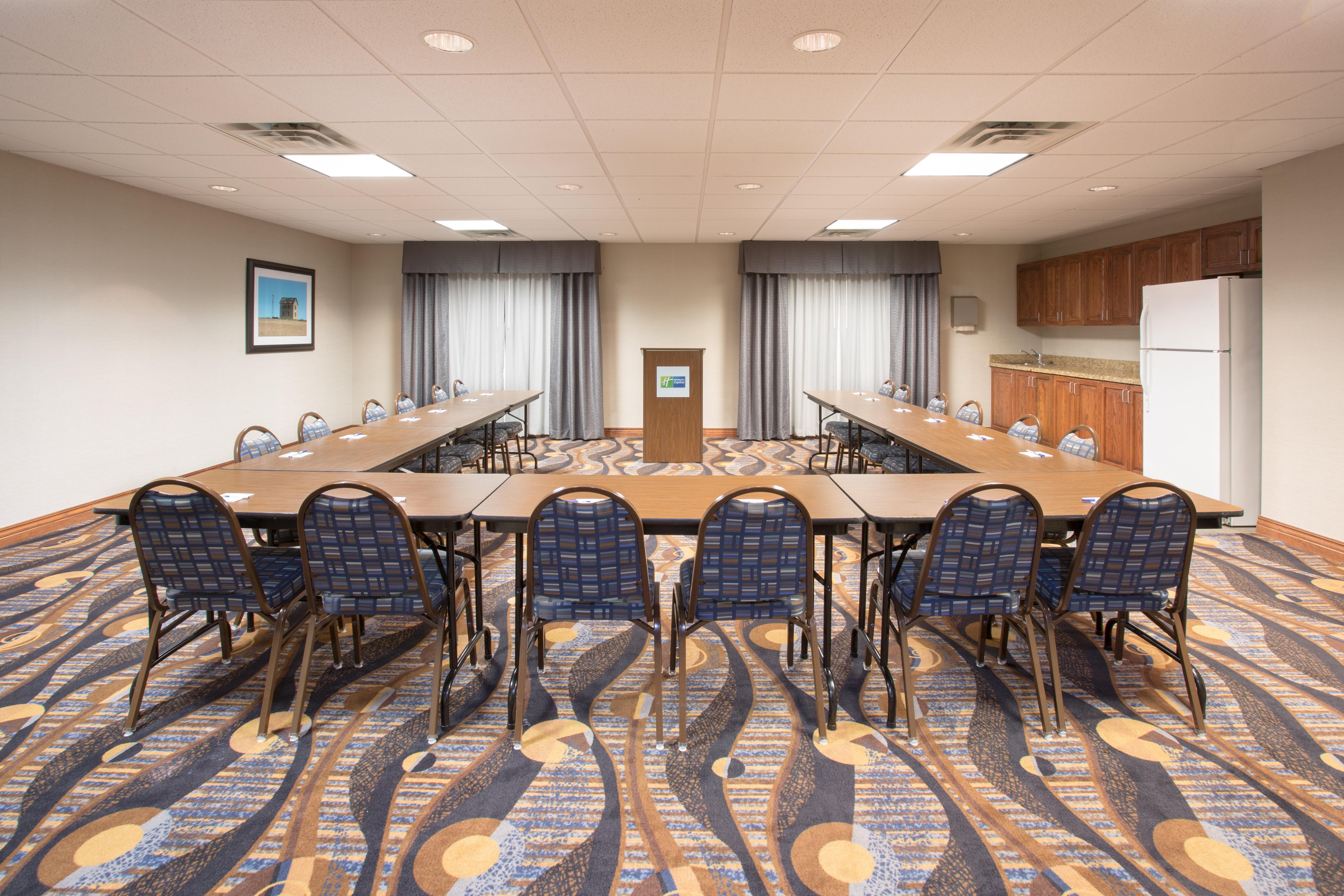 Holiday Inn Express Hotel & Suites Concordia Us 81 By Ihg Экстерьер фото