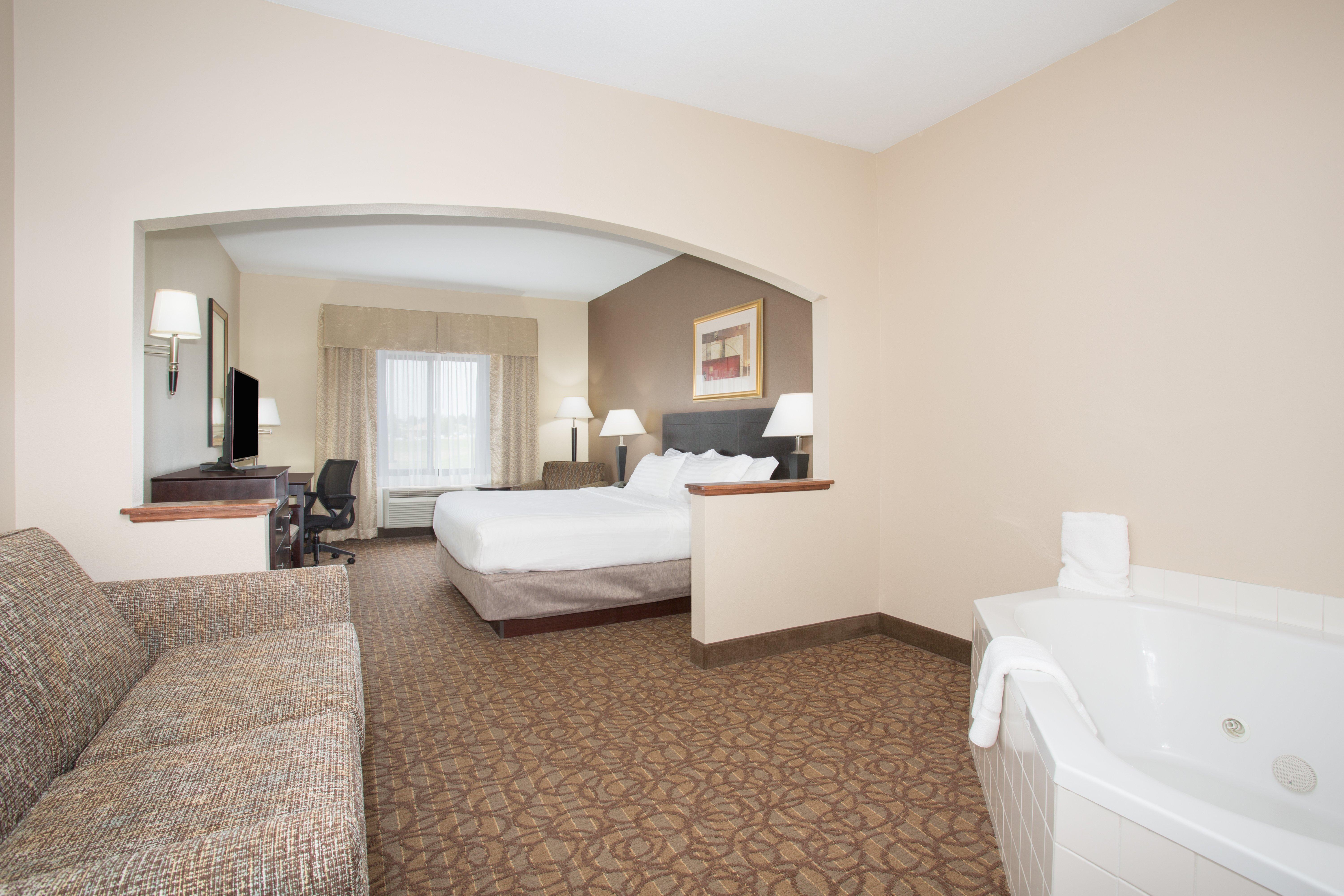 Holiday Inn Express Hotel & Suites Concordia Us 81 By Ihg Экстерьер фото