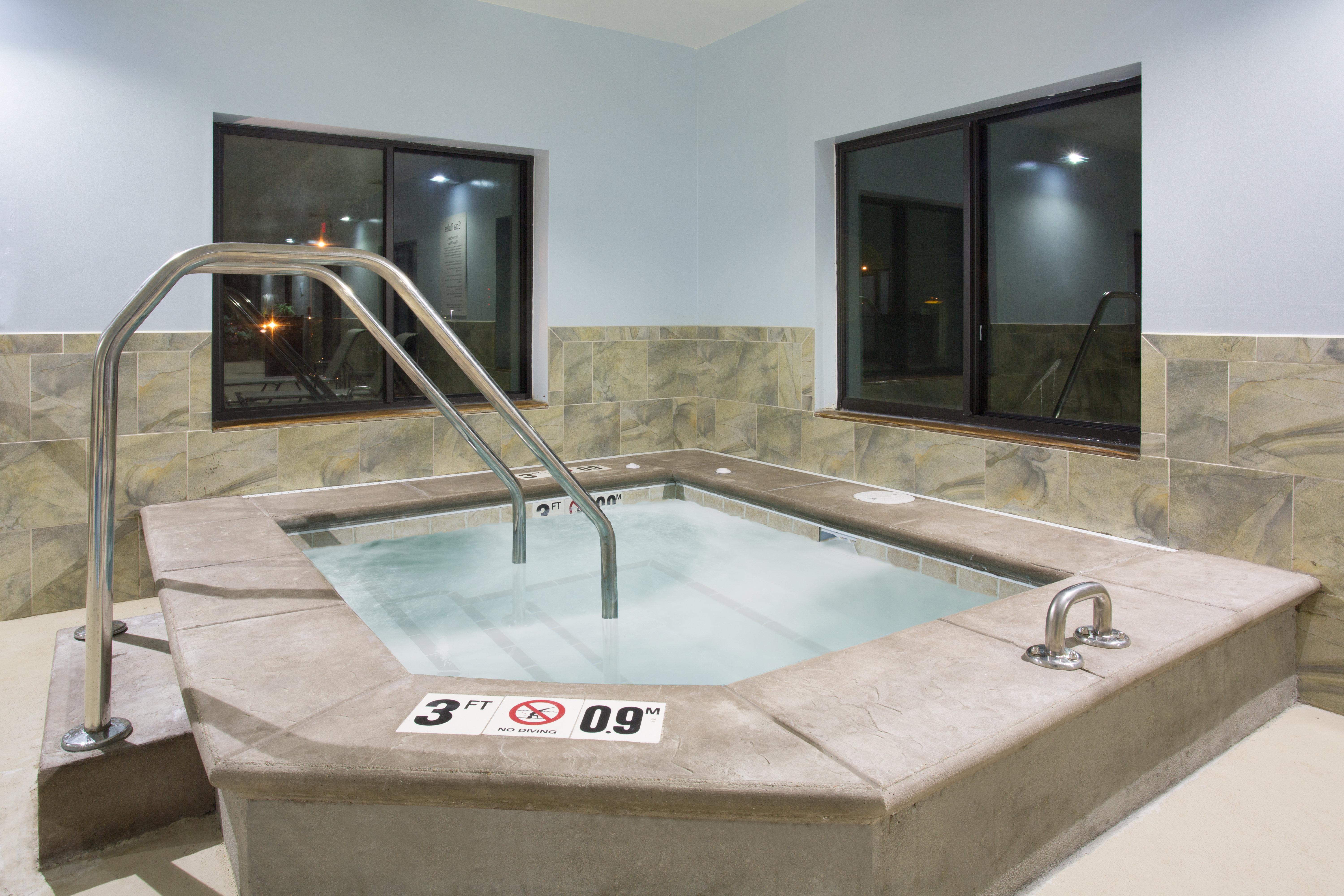 Holiday Inn Express Hotel & Suites Concordia Us 81 By Ihg Экстерьер фото