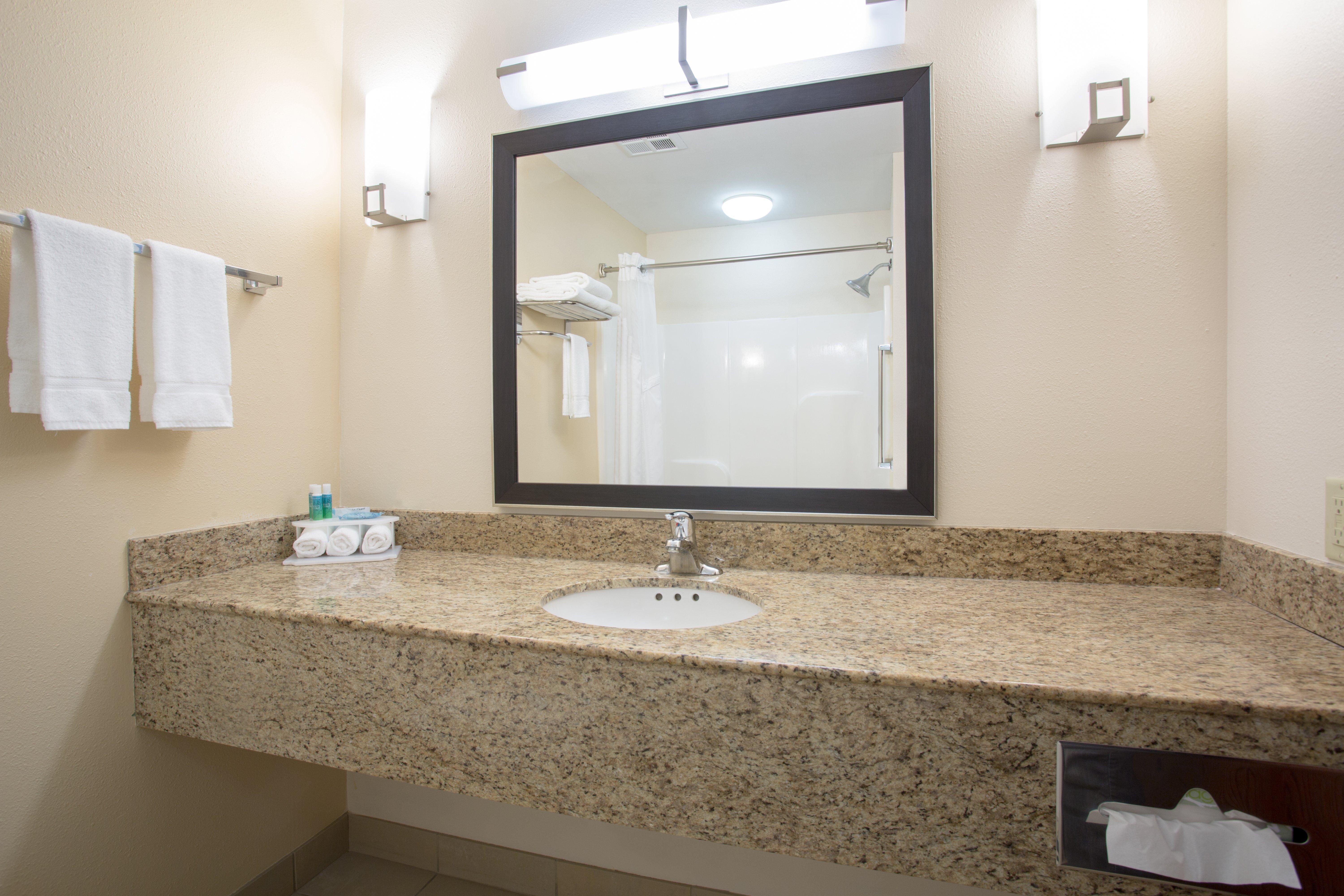 Holiday Inn Express Hotel & Suites Concordia Us 81 By Ihg Экстерьер фото