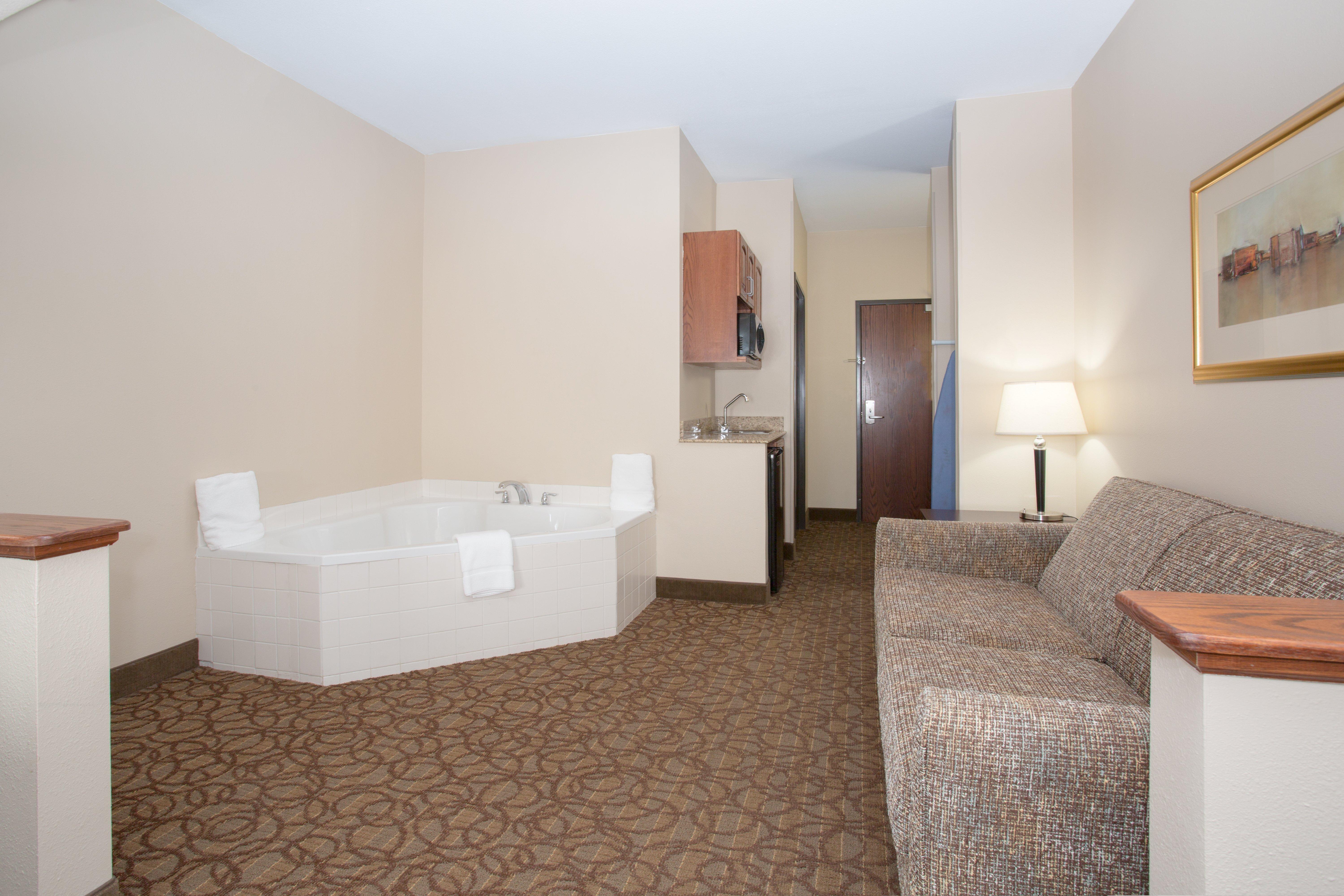 Holiday Inn Express Hotel & Suites Concordia Us 81 By Ihg Экстерьер фото