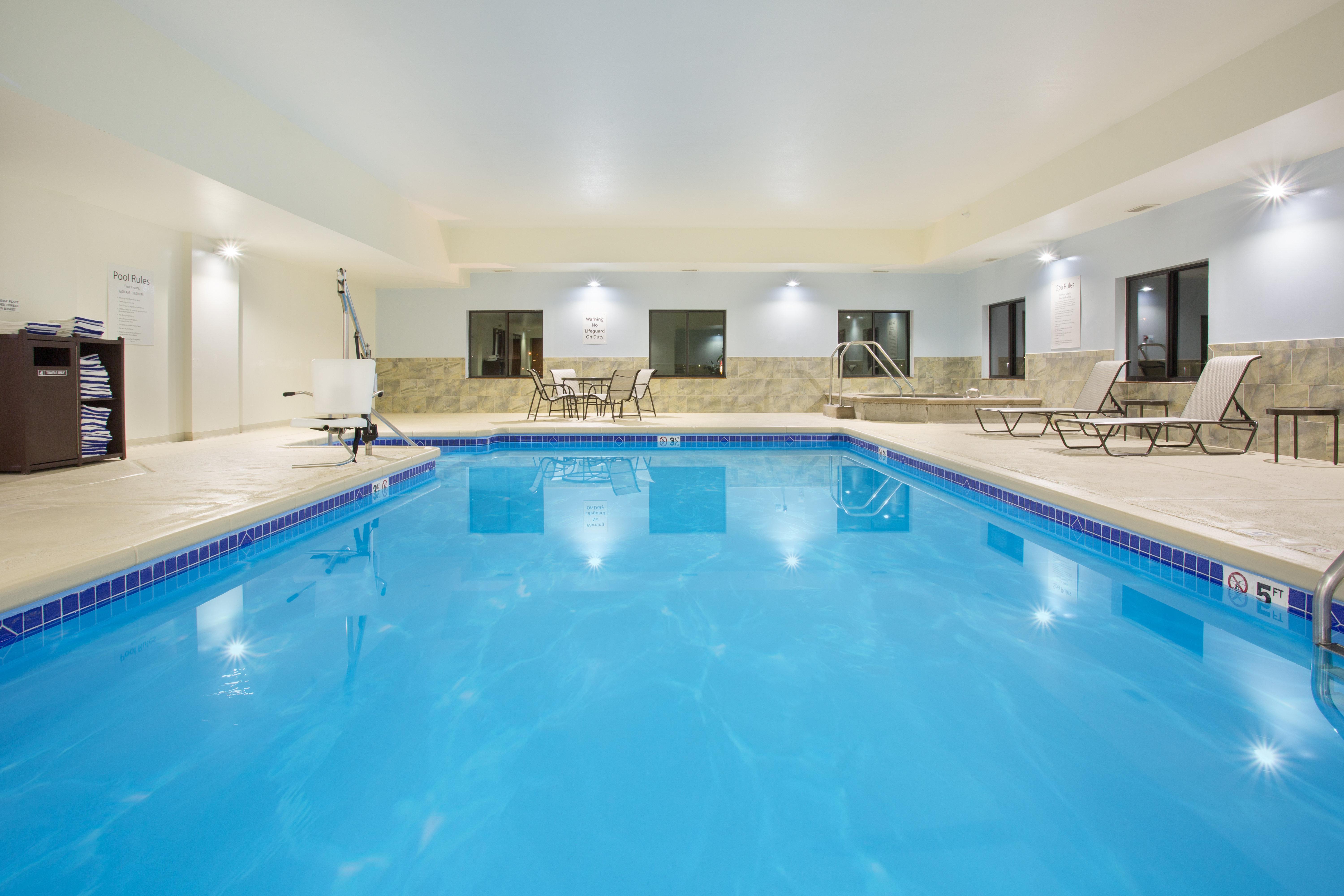 Holiday Inn Express Hotel & Suites Concordia Us 81 By Ihg Экстерьер фото