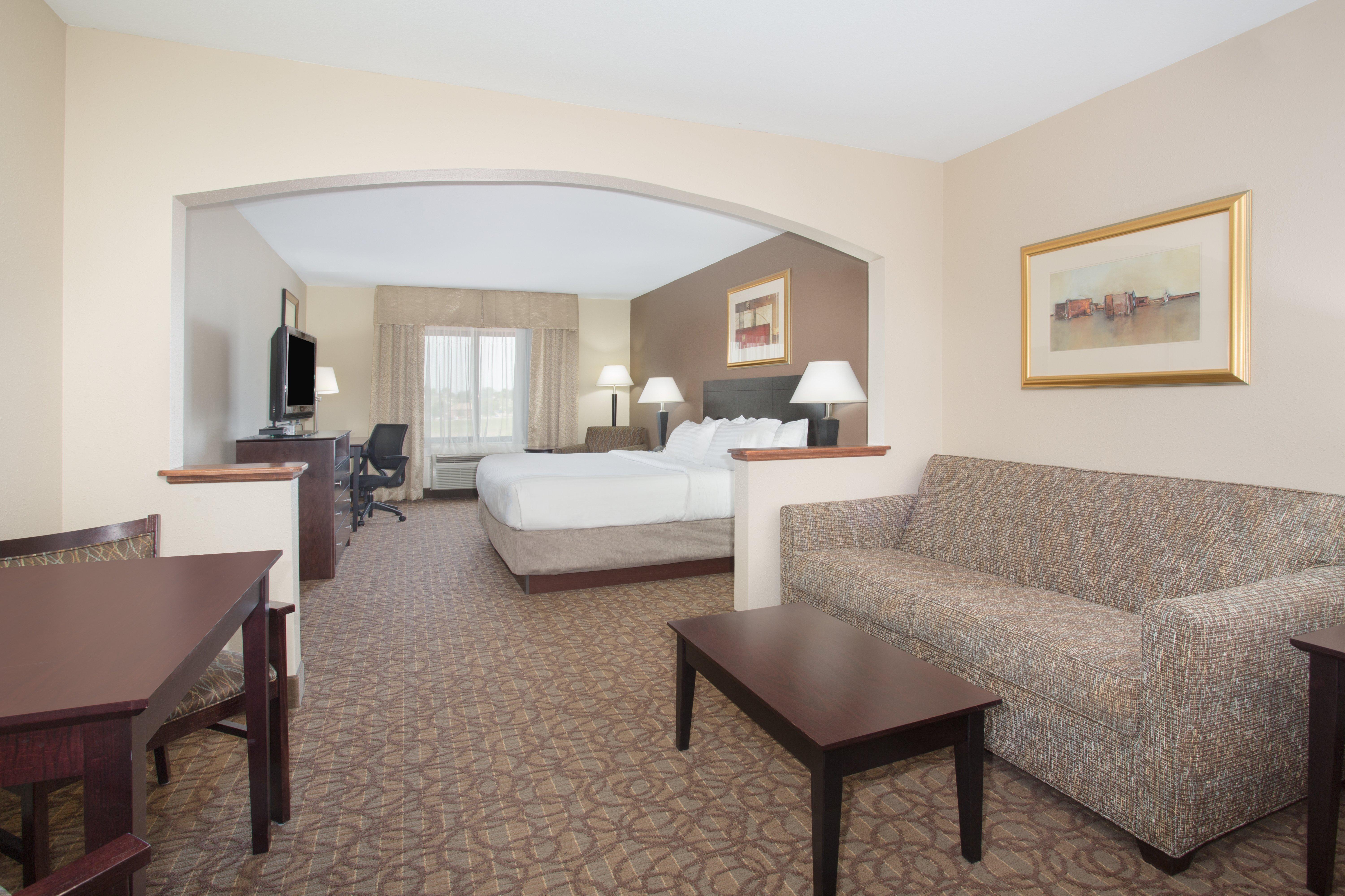 Holiday Inn Express Hotel & Suites Concordia Us 81 By Ihg Экстерьер фото