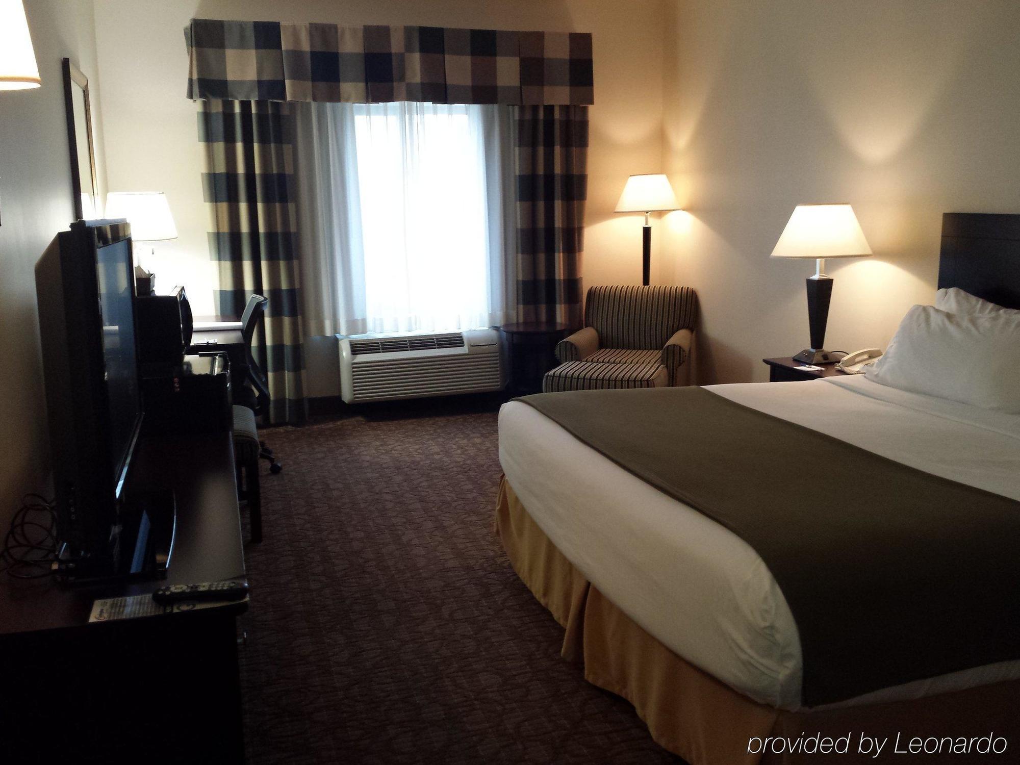 Holiday Inn Express Hotel & Suites Concordia Us 81 By Ihg Экстерьер фото