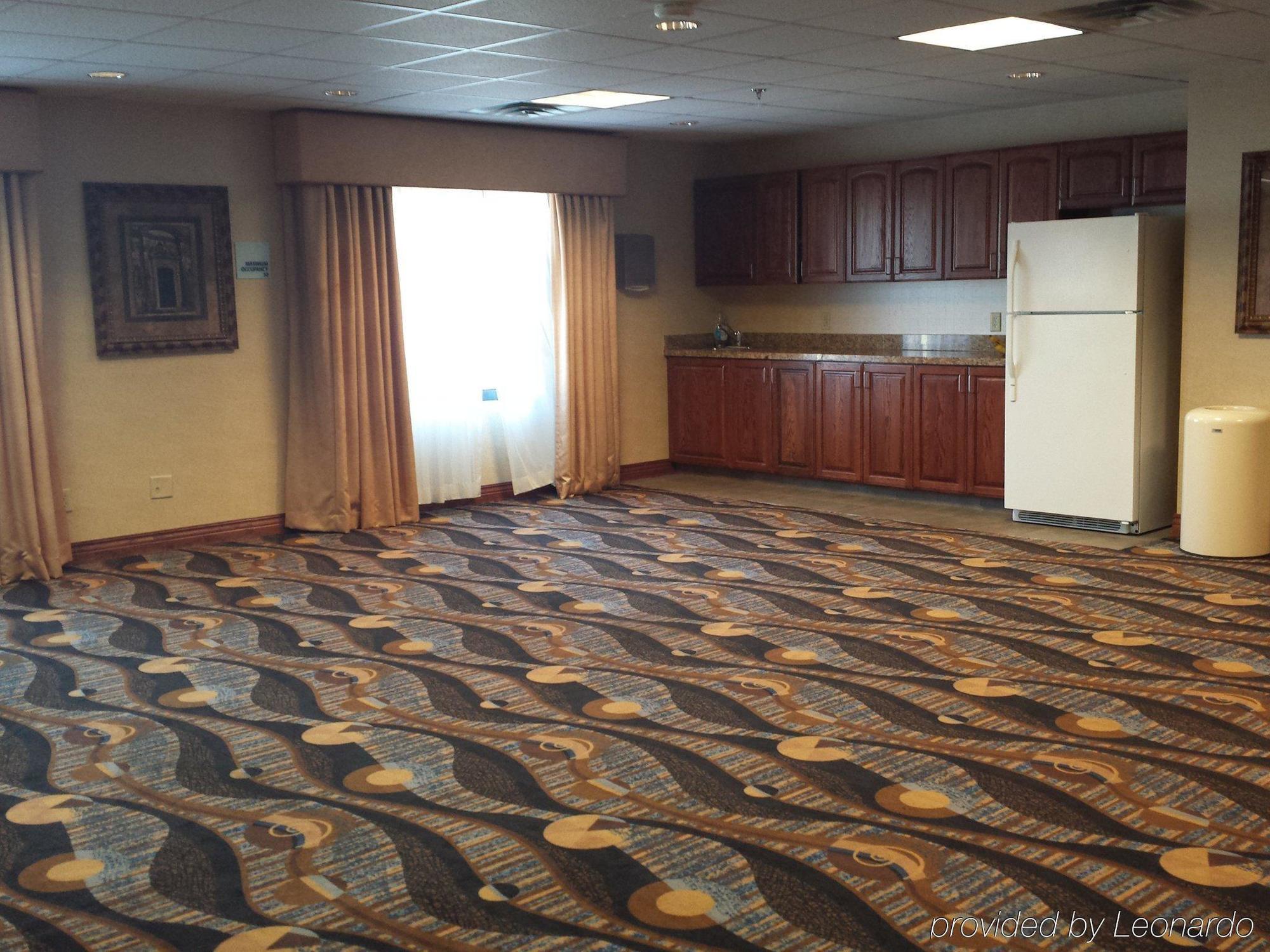 Holiday Inn Express Hotel & Suites Concordia Us 81 By Ihg Экстерьер фото