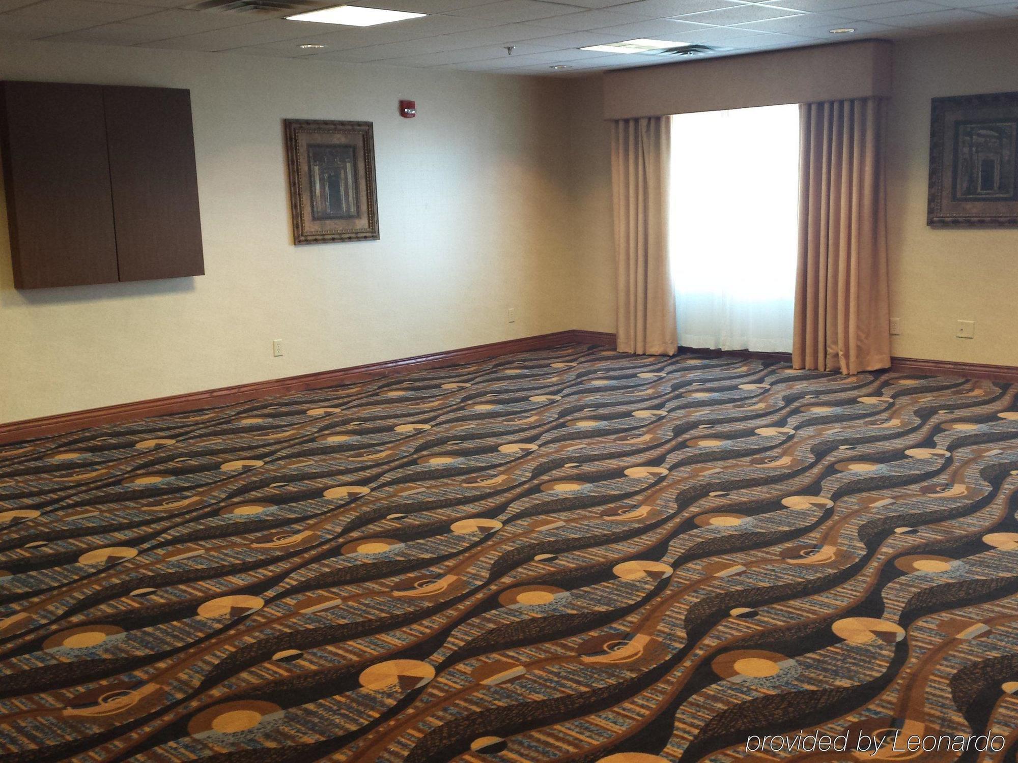 Holiday Inn Express Hotel & Suites Concordia Us 81 By Ihg Экстерьер фото