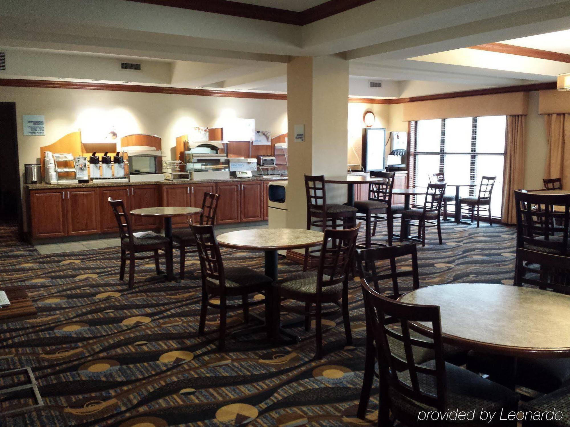 Holiday Inn Express Hotel & Suites Concordia Us 81 By Ihg Экстерьер фото