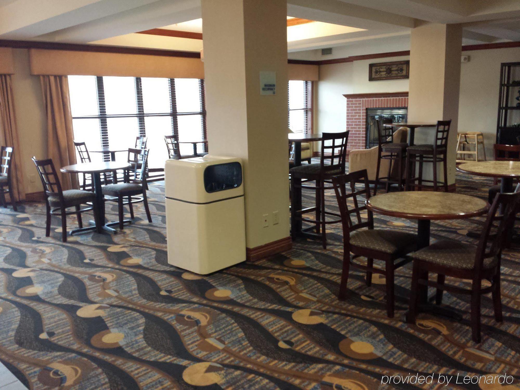 Holiday Inn Express Hotel & Suites Concordia Us 81 By Ihg Экстерьер фото