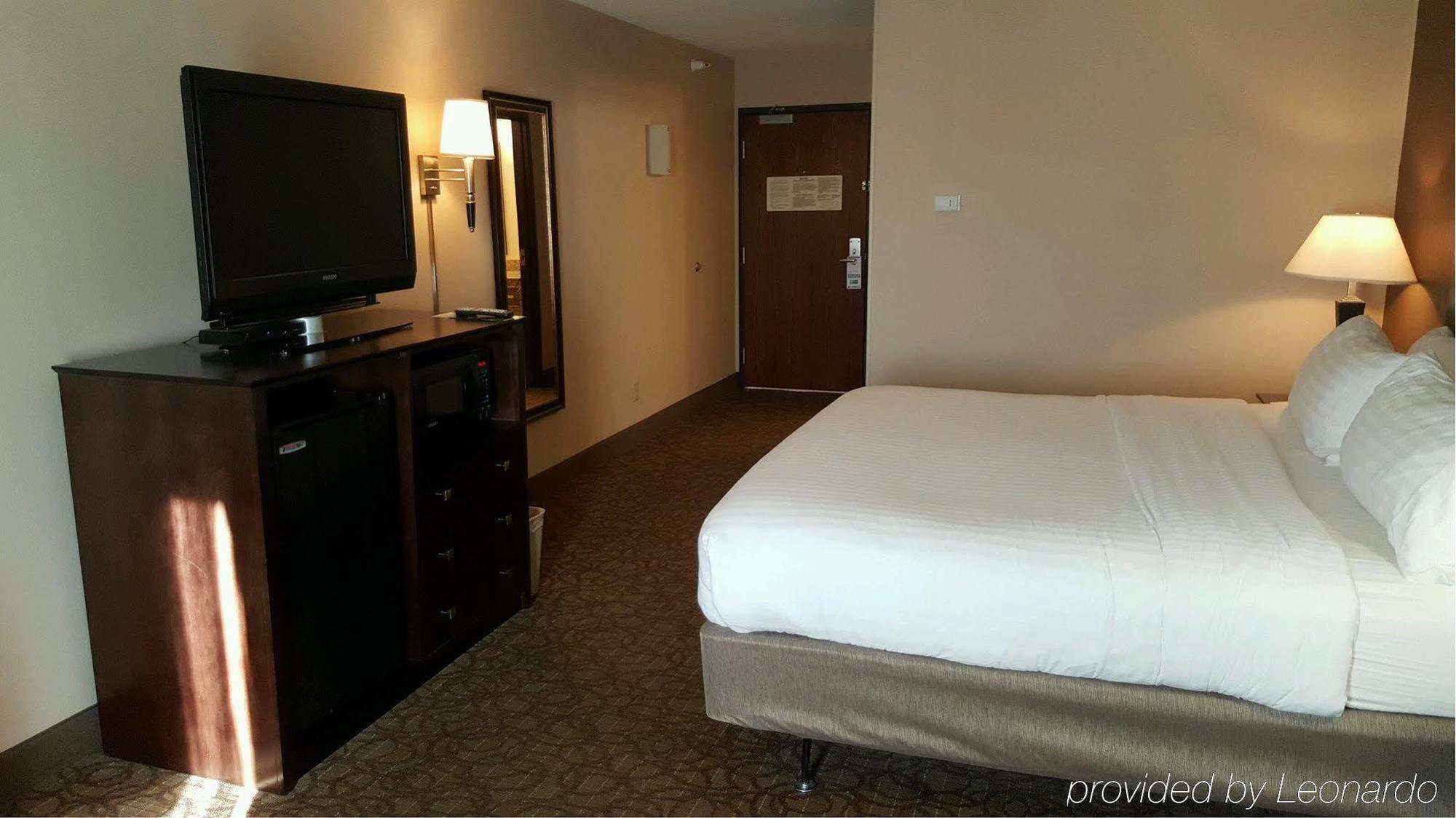 Holiday Inn Express Hotel & Suites Concordia Us 81 By Ihg Экстерьер фото