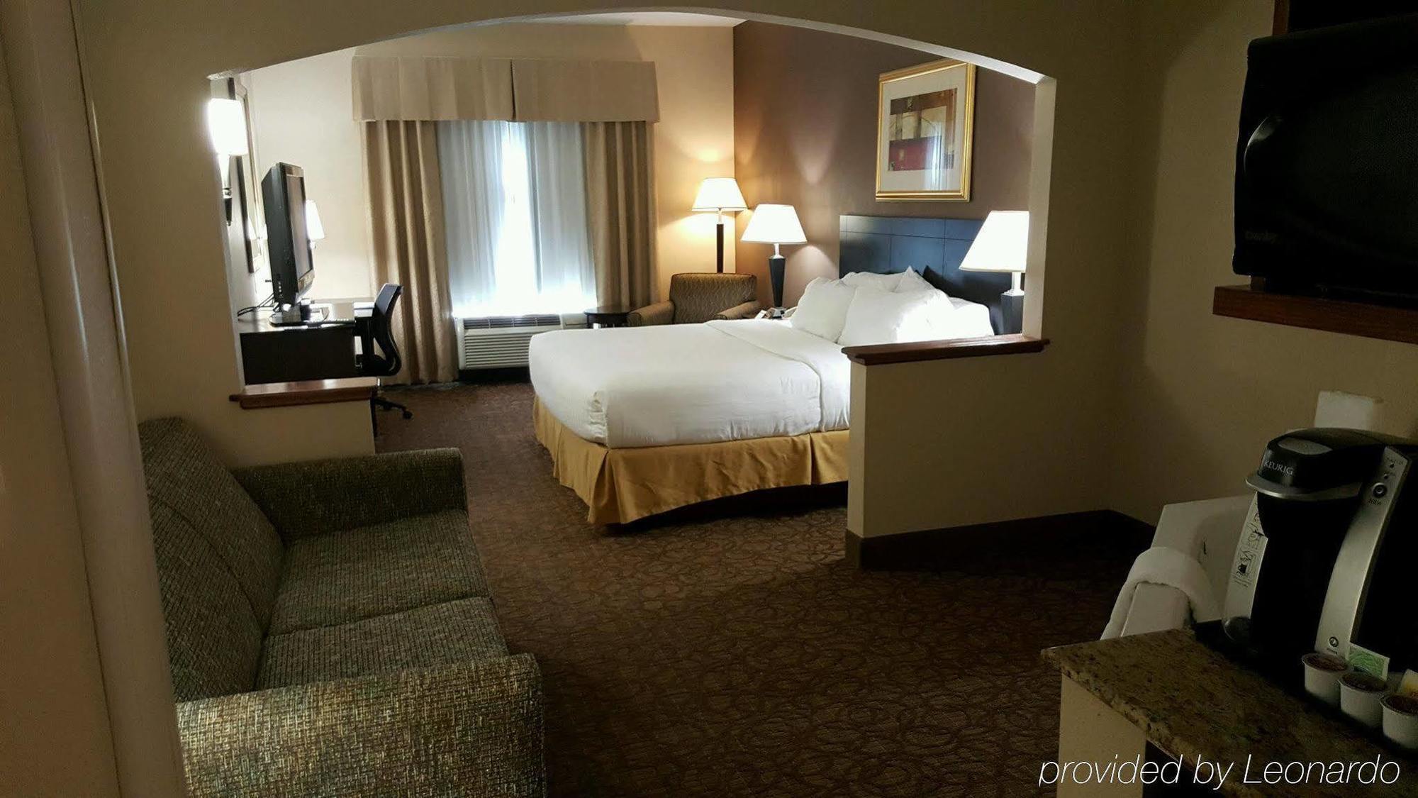 Holiday Inn Express Hotel & Suites Concordia Us 81 By Ihg Экстерьер фото
